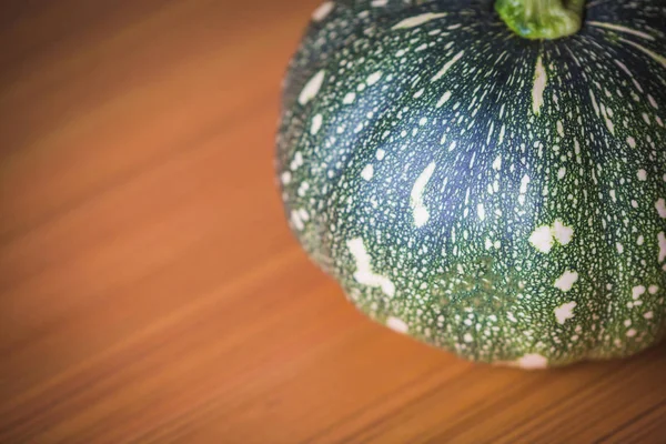 Ahşap zemin üzerine yeşil Himalaya kabak görüntüsünü kapatmak.