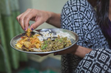 Katmandu, Nepal - Eylül 11,2018: Dar - Teej Festival.Hindu kadınlar zor açlık gününde devam önce aile ve onların kocaları iyi bir sağlık için açlık ve uzun ömürlü ağır lezzetli yiyecek olan Nepal kadın.