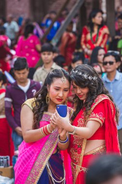 Katmandu, Nepal - Eylül 12,2018: Nepal Dili kadınlar izlerken fotoğraf alarak Selfie Smartphone Teej Festivali hızlı Kathmandu.Hindu Nepalce kadınlarda ve onların eş ve aile bu Festivali müreffeh bir yaşam için arzu ile sonra. Kadınlar için festivaller ben