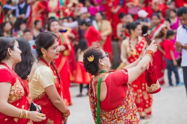 Katmandu, Nepal - Eylül 12,2018: Nepal dili kadın Selfie ile Smartphone Teej Festivali hızlı Kathmandu.Hindu Nepalce kadınlarda ve müreffeh bir hayat onların eş ve aile bu Festivali için dilek alarak. Kadınlar için festivaller dahil dans, singi