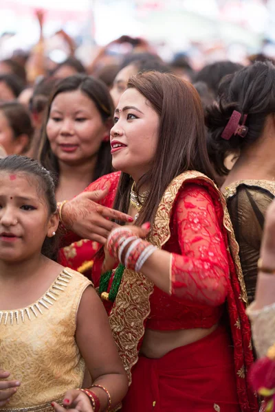 尼泊尔加德满都 122018 尼泊尔印度教妇女在加德满都的 Teej 节跳舞 印度教尼泊尔妇女斋戒和祝愿他们的配偶和家庭的富裕的生活在这个节日 妇女的节日 包括跳舞 Toge — 图库照片