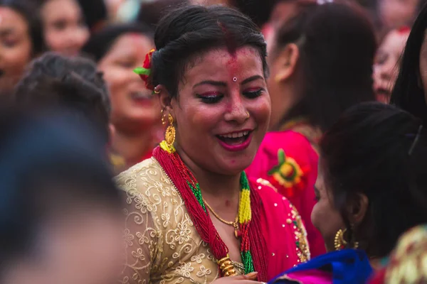尼泊尔加德满都 122018 尼泊尔印度教妇女在加德满都的 Teej 节跳舞 印度教尼泊尔妇女斋戒和祝愿他们的配偶和家庭的富裕的生活在这个节日 妇女的节日 包括跳舞 Toge — 图库照片