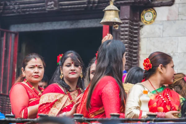 Kathmandu Hindu ネパール女性高速 Haritalika ティーズ祭と彼らの配偶者やこの家族の豊かな生活のための願いの際に寺の女神シヴァを崇拝するカトマンズ ネパール 2018 ヒンズー教のネパール女性のラインに立って — ストック写真