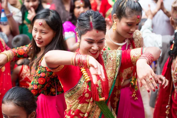 カトマンズ ネパール 2018 ネパール語ヒンドゥー教女性ダンス Kathmandu Hindu ネパール女性高速でティーズ祭 彼らの配偶者やこのフェスティバルの家族の豊かな生活のための願い 女性のためのお祭りは ダンス — ストック写真