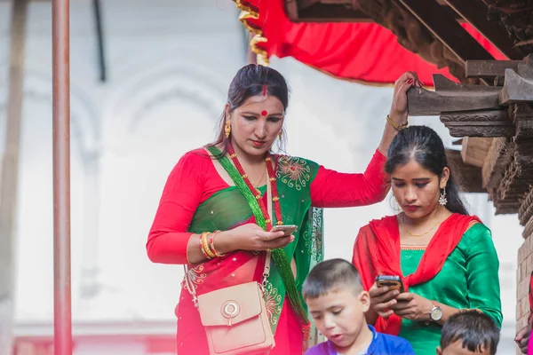 Kathmandu Nepal Sep Hindoe Vrouwen 2018 Nepali Gebruik Van Mobiele — Stockfoto