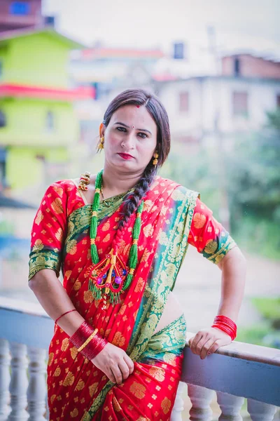 ティーズ祭 Kathmandu Nepalese 美しい女性のサリー 宝石類を着て 伝統的なドレスで美しいネパール女性 — ストック写真