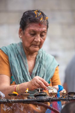Katmandu, Nepal - Eylül 08,2018: tapınak Katmandu Nepal hindu ritüeller göre Tanrı'ya dua sunan Hindu kadın.
