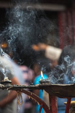 Hindu Tapınağı Katmandu Nepal hindu ritüeller göre Tanrı'ya dua sunan insanlar.