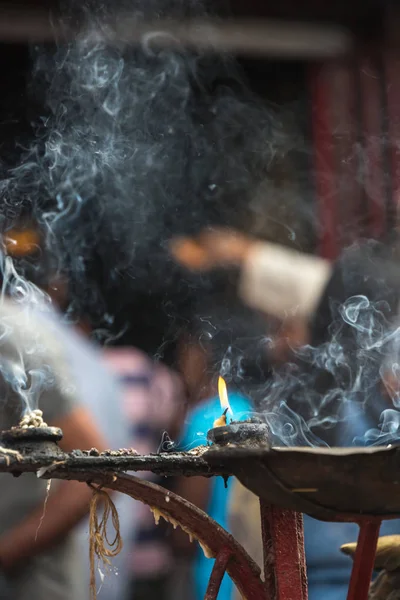 Hindu Tapınağı Katmandu Nepal hindu ritüeller göre Tanrı'ya dua sunan insanlar.