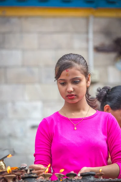 尼泊尔加德满都 082018 年轻的印度教尼泊尔女孩根据印度教仪式在尼泊尔加德满都寺庙向上帝祈祷 — 图库照片