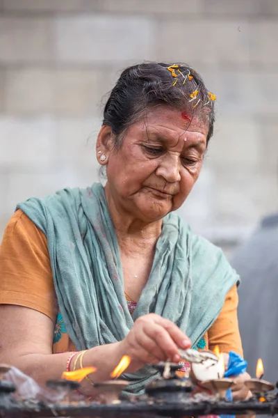 尼泊尔加德满都 082018 印度教妇女根据印度教仪式在尼泊尔加德满都寺庙向上帝祈祷 — 图库照片