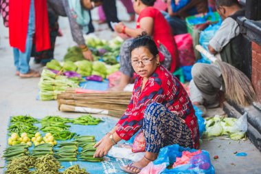 Katmandu, Nepal - Eylül 8,2018: Meyve ve sebze semt pazarı Kathmnadu Nepal.Early sabah alış ve satış meyve ve sebze durbar Kare Kathmandu insan.