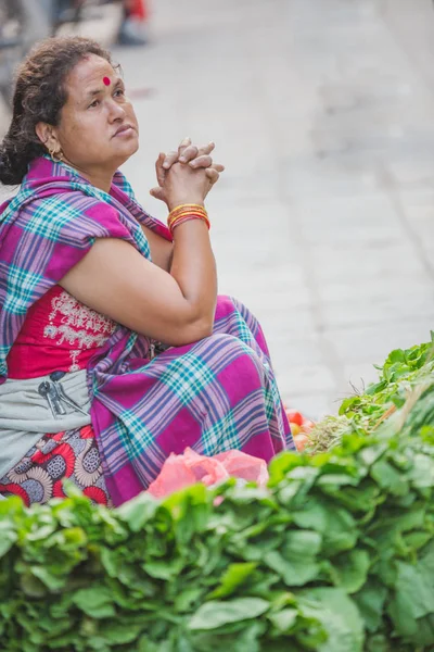 加德满都 尼泊尔 82018 一个妇女等顾客在街上卖绿叶蔬菜 尼泊尔 Kathmnadu 果蔬街市场 — 图库照片