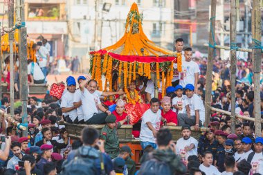 Katmandu, Nepal - 24 Eylül, 2018:Living Tanrı - Kumari arabası Kathmandu Indra Jatra Festivali'nde. Indra Jatra Nepal.Indra Jatra önemli bir yıllık Festivali Hindu tanrısı Indra onuruna düzenlenen bir alay olduğunu.