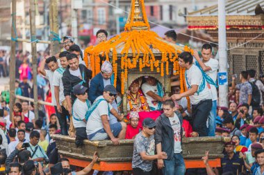 Katmandu, Nepal - 24 Eylül, 2018:Living Tanrı - Kumari arabası Kathmandu Indra Jatra Festivali'nde. Indra Jatra Nepal.Indra Jatra önemli bir yıllık Festivali Hindu tanrısı Indra onuruna düzenlenen bir alay olduğunu.