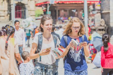 Katmandu, Nepal - Eyl 24, 2018: yabancı turist harita şehrin Katmandu Nepal bakarak. Yön için haritaya bakıyordum gezgin.