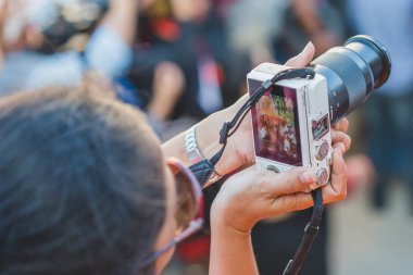 Bilinmeyen kişi alarak fotoğraf ile konserde insanlar kalabalık içinde dijital fotoğraf makinesi.