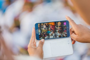 bilinmeyen insanlar smartphone, cep telefonu ile fotoğraf çekmek