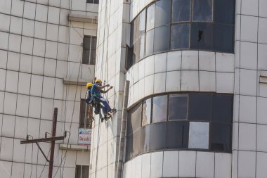 Katmandu, Nepal - Mar 09,2018: inşaat işçileri, büyük bina güvenliği ile çalışma giyer.