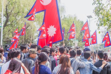 Katmandu, Nepal - Mar 10,2018: insanlar Kathmandu.Protesters Nepal bayraklı mitingde
