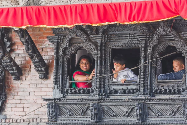 カトマンズ ネパール 2018 Nepalese 人がカトマンズの芸術的な木製の窓から外を見て — ストック写真