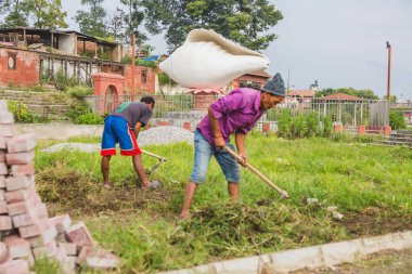 Katmandu, Nepal - Eylül 15,2018: işçilerin Katmandu Park'ta çalışma.