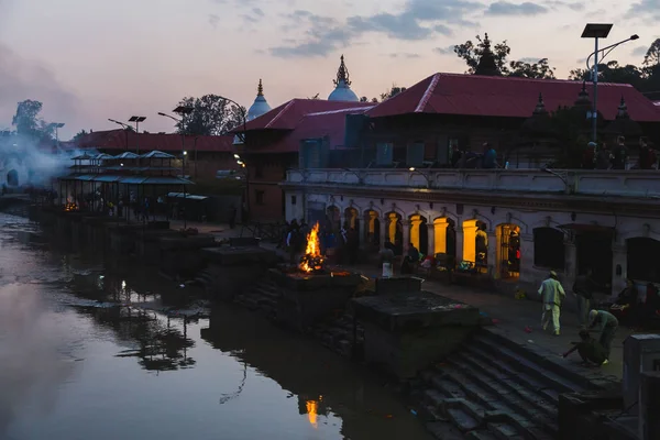 Kathmandu Nepal Oct 2018 Rituais Cremação Hindu Nas Margens Rio — Fotografia de Stock