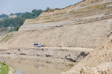 bungmati, Nepal - Ekim 5,2018: A Katmandu yakınındaki köy bungmati içinde yolcu taşıyan otobüs.