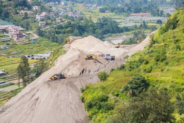 Katmandu, Nepal - Ekim 5,2018: Nepal yol inşaat projesinde birlikte çalışan ağır İnşaat aletleri.