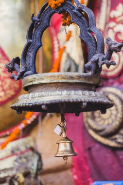 Çan asma kilit Katmandu Nepal tapınağında yardımı ile asılı.