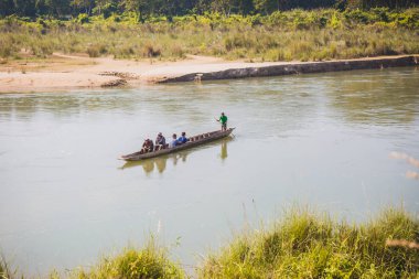 Sauraha, Nepal - Ekim 23,2018: Rapti nehir, Sauraha eski ahşap teknede orman Safari'den Turizm returing.