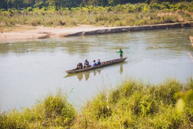 Sauraha, Nepal - Ekim 23,2018: Rapti nehir, Sauraha eski ahşap teknede orman Safari'den Turizm returing.