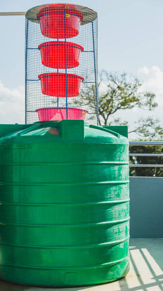 Фильтр для воды в старинном стиле на крыше дома в Катманду
.