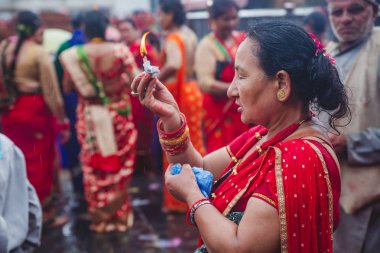 Hindu kadınlar Tee sırasında Pashupatinath tapınağında dua teklif