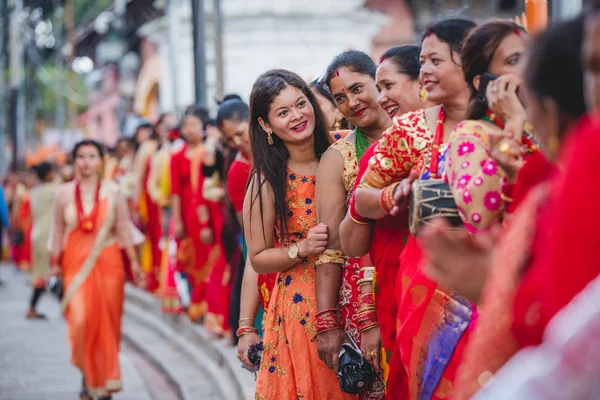 Nepalské hinduistické ženy čekající v řadě — Stock fotografie