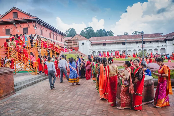 Nepalski hinduski kobiety czekają w kolejce — Zdjęcie stockowe