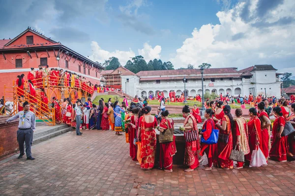 ネパールのヒンドゥー教徒の女性が列に並ぶ — ストック写真