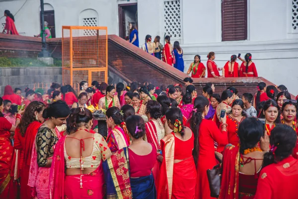 Mulheres hindus oferecem orações no templo de Pashupatinath durante o Tee — Fotografia de Stock