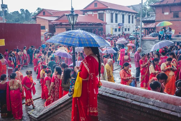 Folkmassan av Nepali kvinnor vid Pashupatinath Temple under Teej Festiv — Stockfoto