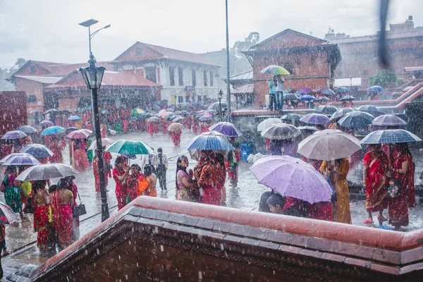 ネパールのヒンドゥー教徒の女性、パシュパティナート寺院で雨が降っている間 — ストック写真