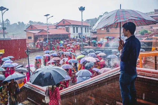 ネパールのヒンドゥー教徒の女性、パシュパティナート寺院で雨が降っている間 — ストック写真