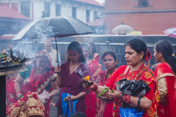 Mujeres hindúes ofrecen oraciones en el templo de Pashupatinath durante Tee — Foto de Stock