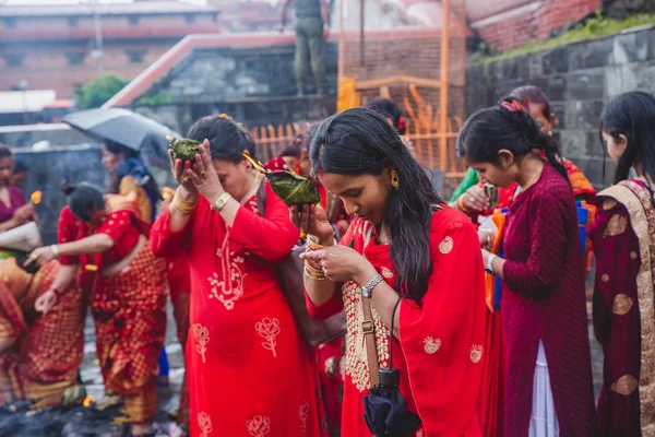 Hinduiska kvinnor erbjuder böner vid Pashupatinath templet under tee — Stockfoto