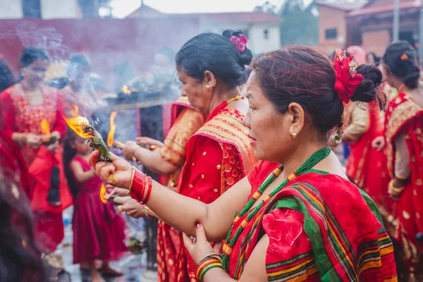 Mujeres hindúes ofrecen oraciones en el templo de Pashupatinath durante Tee — Foto de Stock