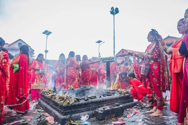 Mulheres hindus oferecem orações no templo de Pashupatinath durante o Tee — Fotografia de Stock