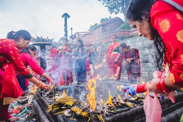 Hindoe vrouwen bieden gebeden in de Pashupatinath tempel tijdens Tee — Stockfoto
