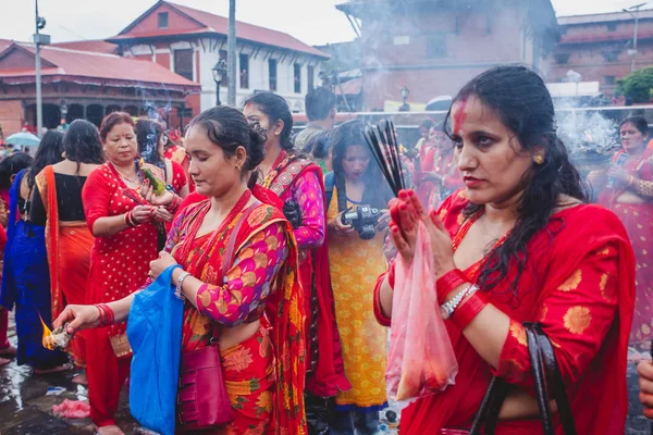 ヒンドゥー教の女性はティーの間にパシュパティナート寺院で祈りを捧げます — ストック写真