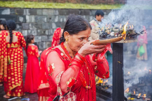 Индуистки молятся в храме Пашупатинатхи во время Ти — стоковое фото