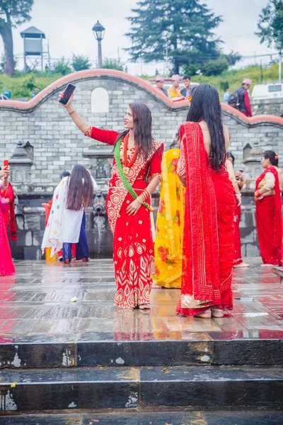Nepali hindu mulheres tomando selfie durante Teej Festival em Kathman — Fotografia de Stock