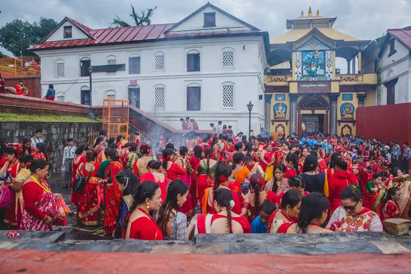 ティージ・フェスティフのパシュパティナート寺院におけるネパール女性の群衆 — ストック写真